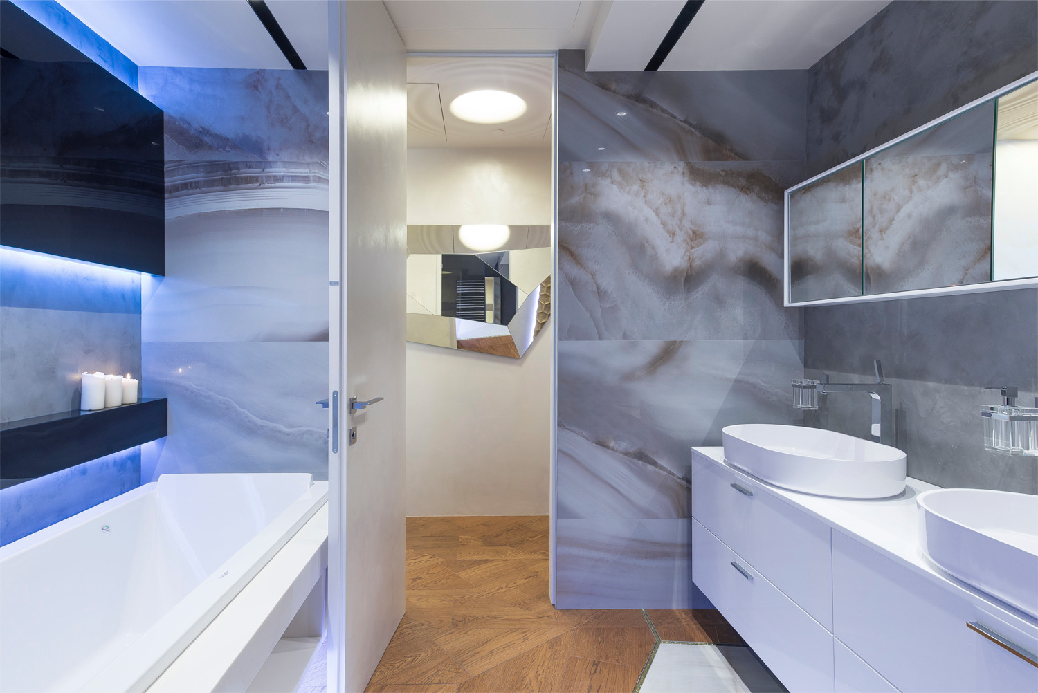 Ванная из оникса, снятая тремя разными сценариями освещения. ЖК "Алые Паруса".