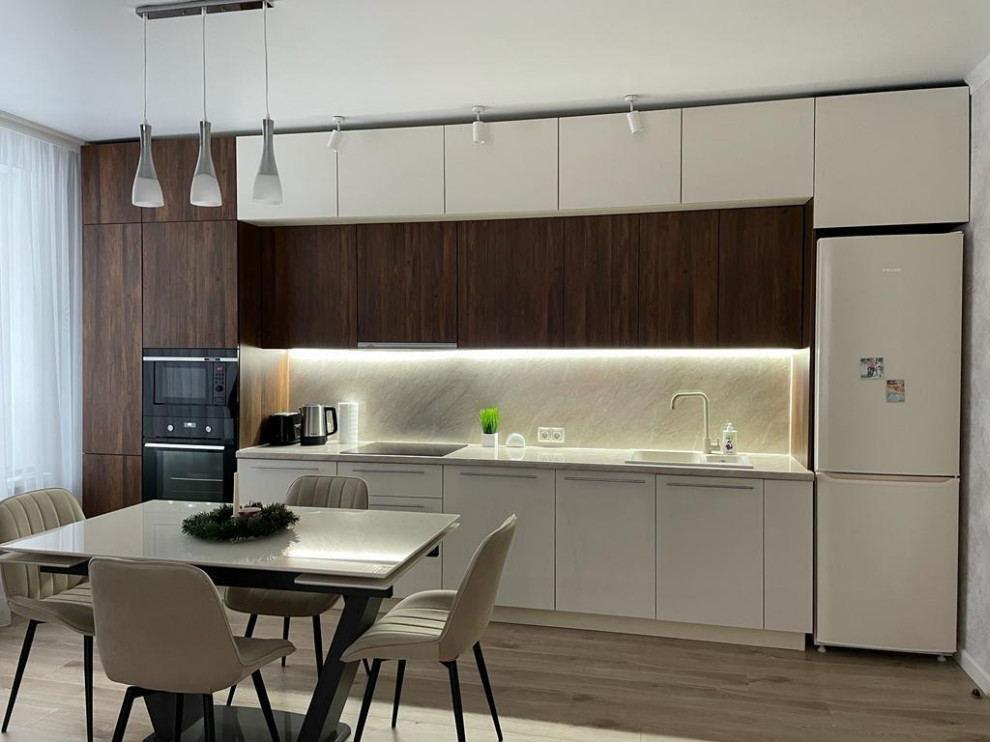 Прямая стильная кухня под потолок с глянцевыми и древесными фасадами