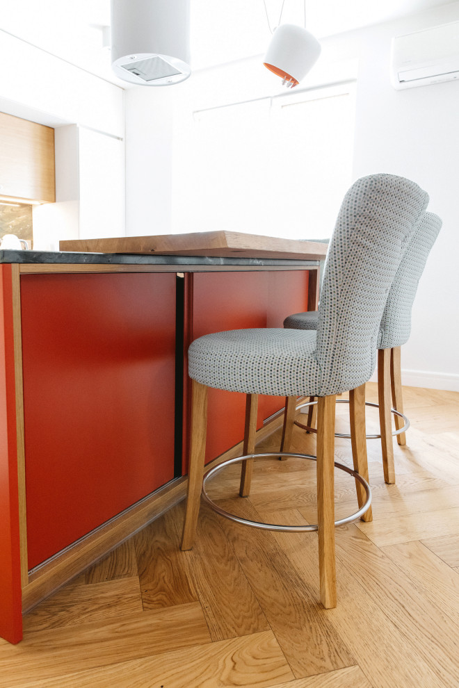 Барные стулья с высокой спинкой