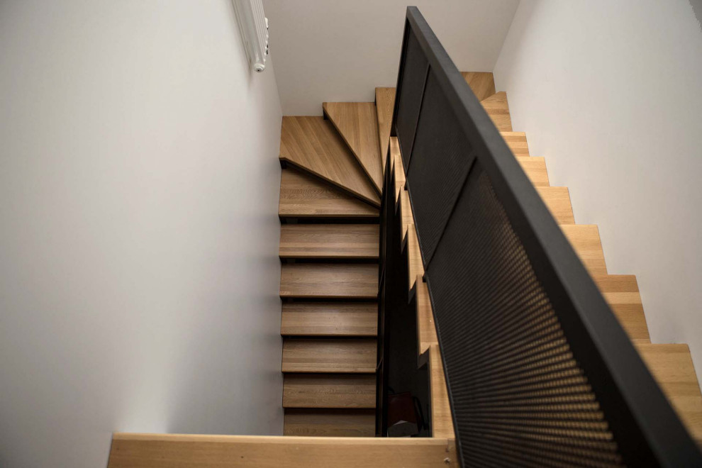 Вид на лестницу со второго этажа