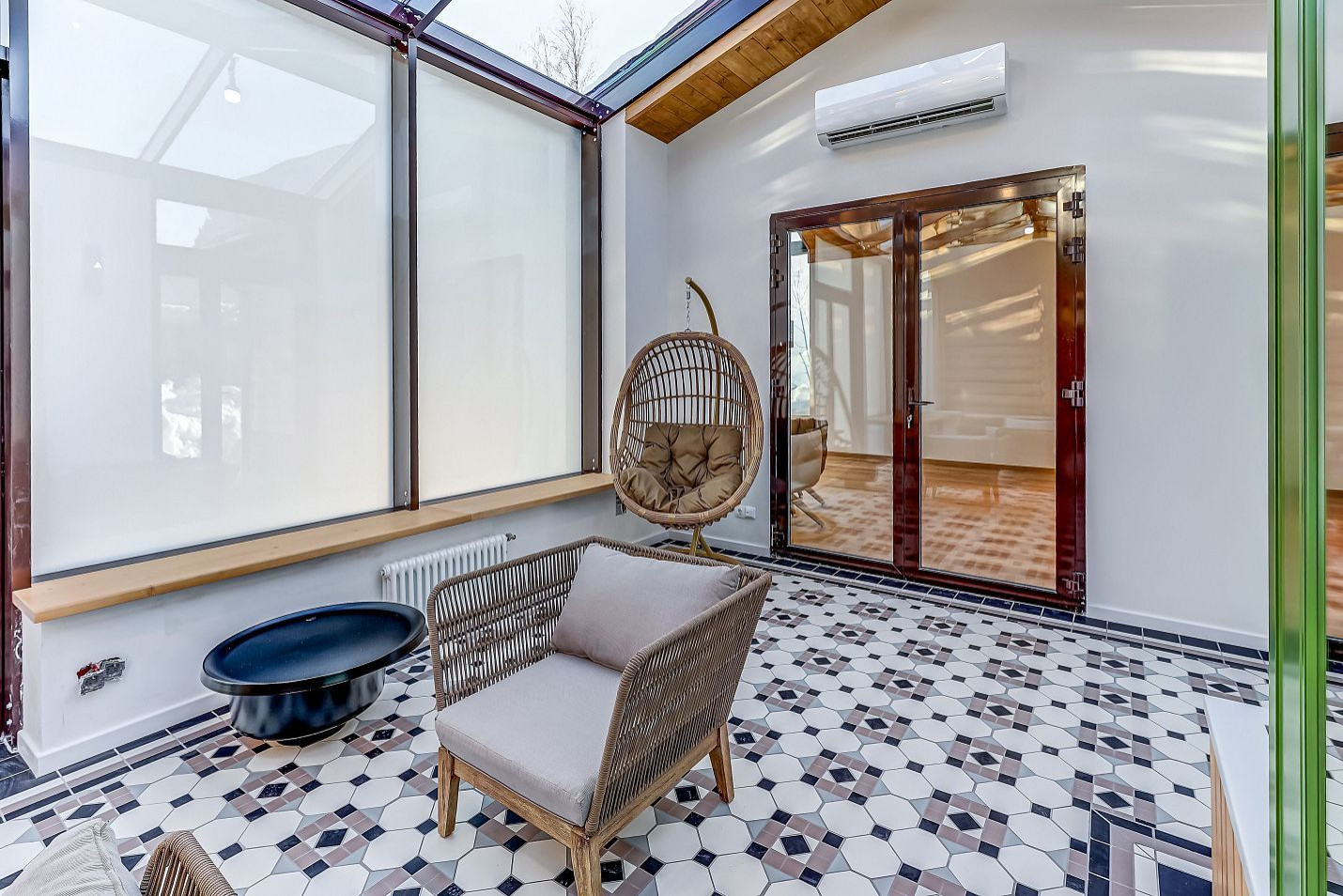 Строительство загородного дома с зимним садом с электрохромными стеклами перемен