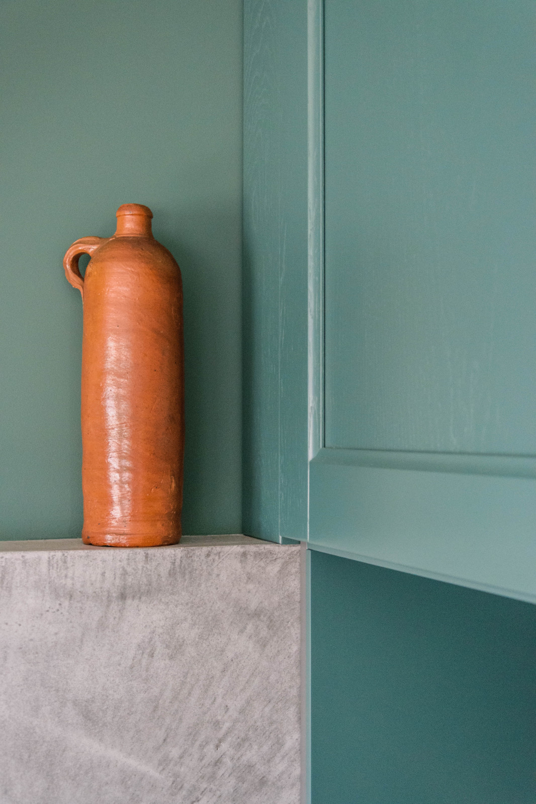 Пыльно-зеленая кухня