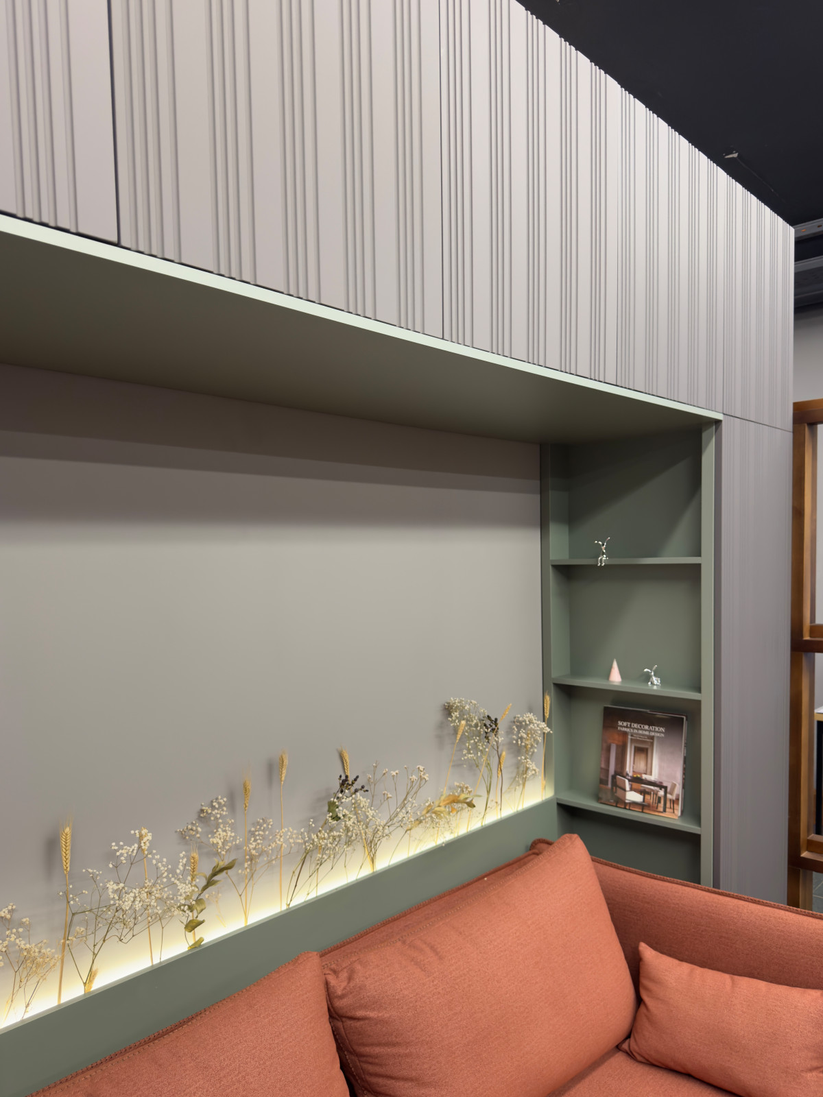 П-образный шкаф в шоуруме