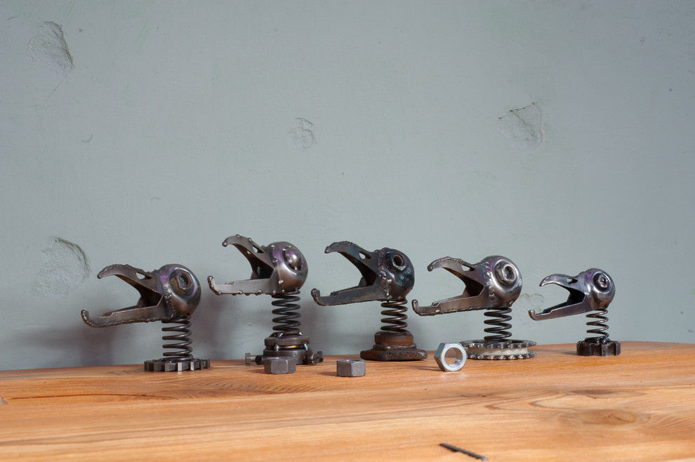 Портрет: Подвесная кровать и брутальная мебель от экспериментатора