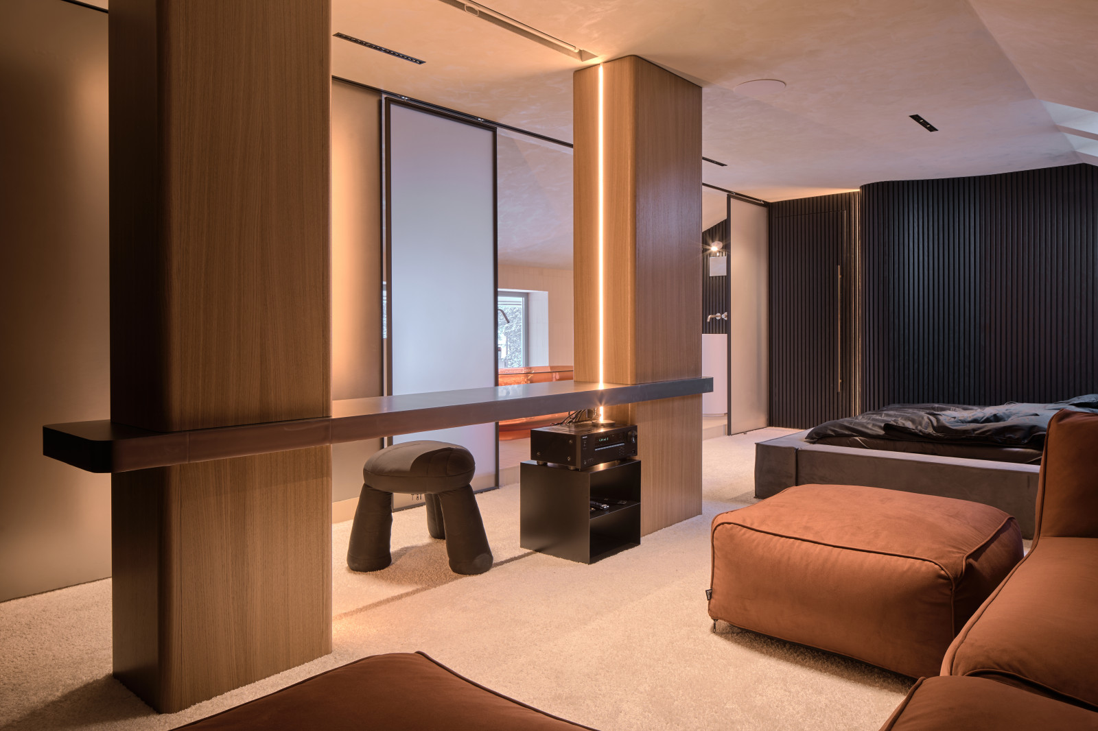 Спальня с прозрачной ванной