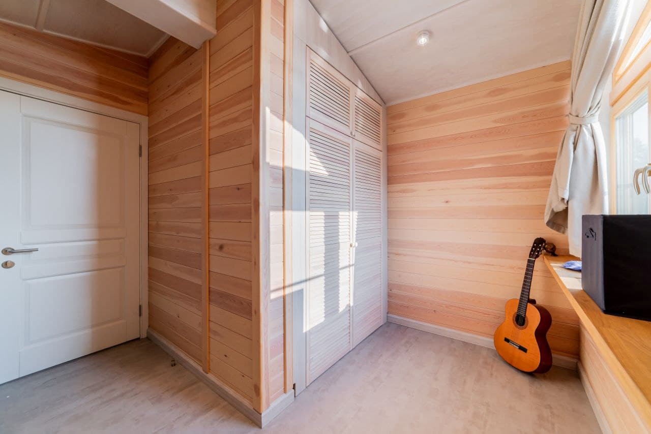 Шкаф с жалюзийными фасадами из массива