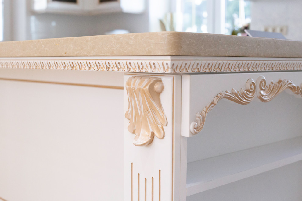 Просторная кухня в классическом стиле