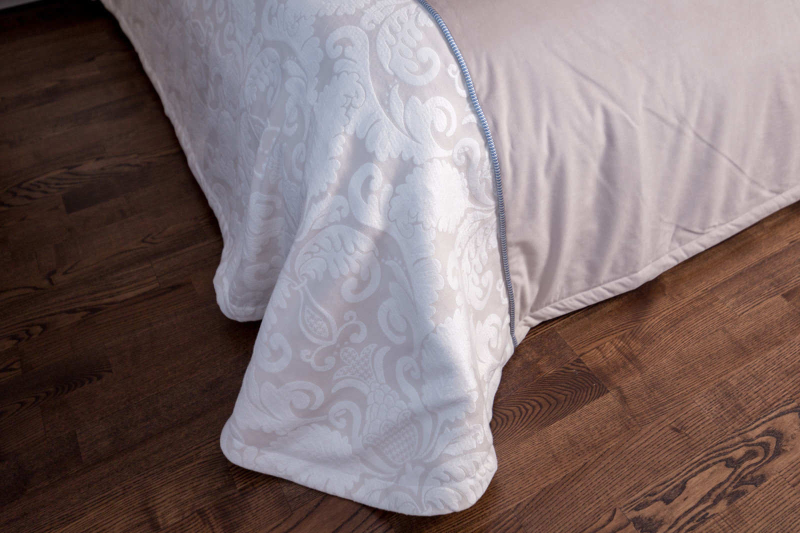 Деревянный дом: особенности текстильного оформления