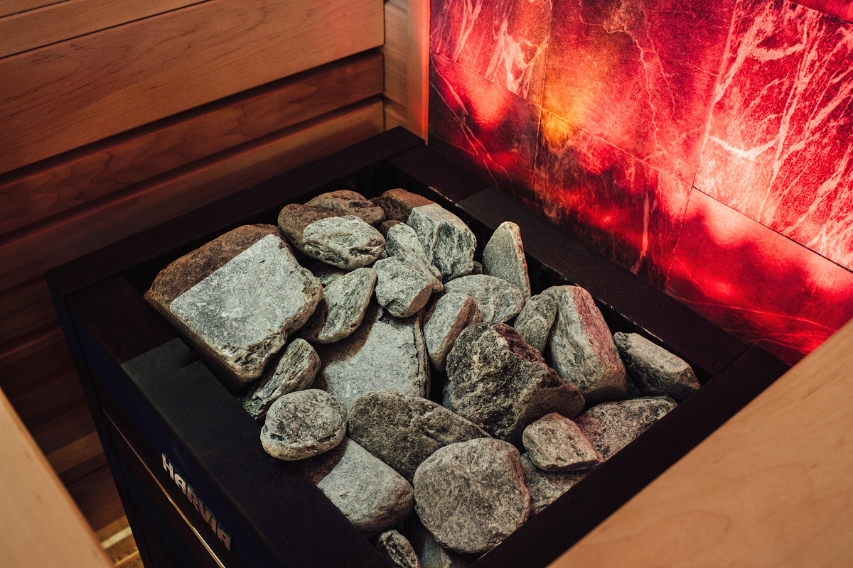 Подсветка камня за печью.