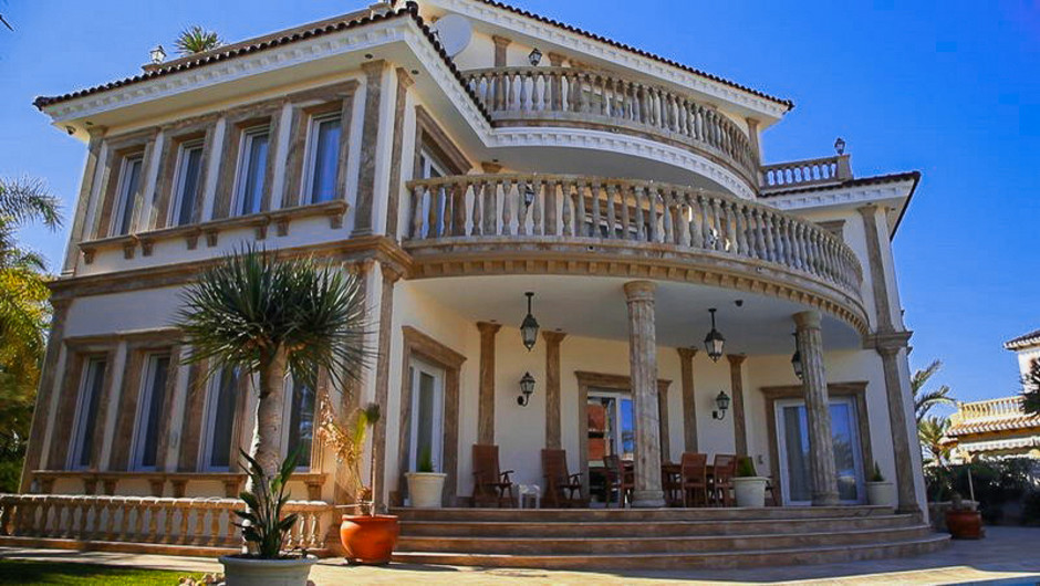Villa on the sea coast of Cabo Roig