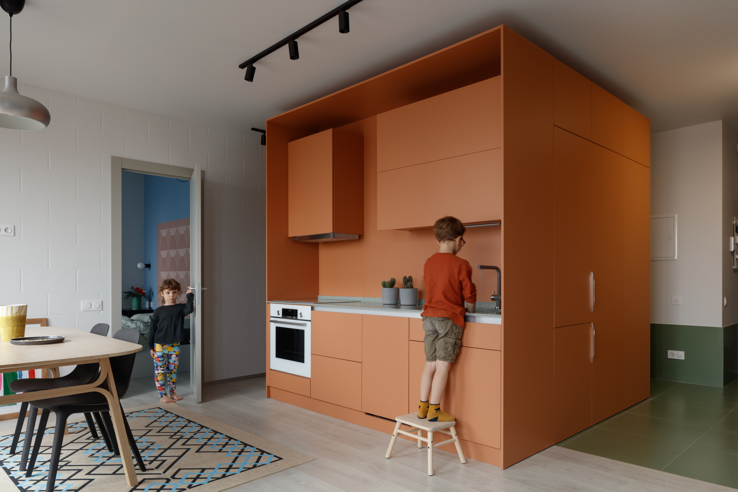 Houzz тур: Квартира с карамельным кубом и «бетонной» панелью ПО-2