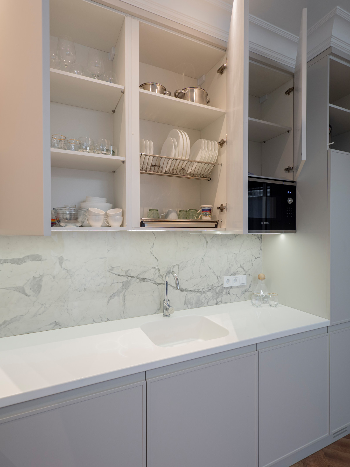 Белая кухня в стиле минимализм