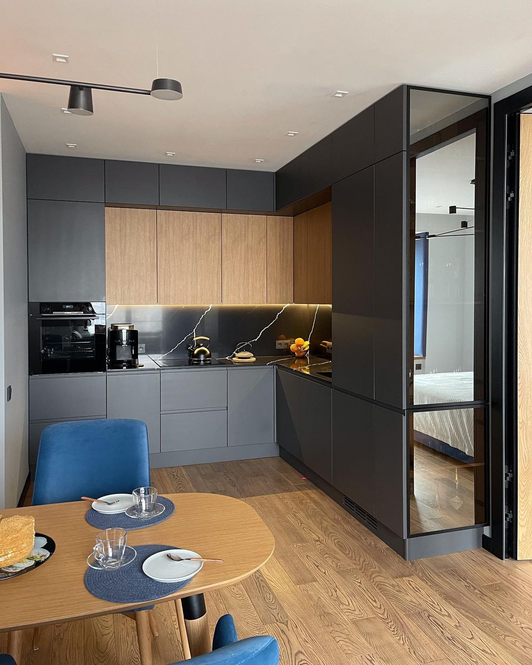 Современная кухня графитового цвета