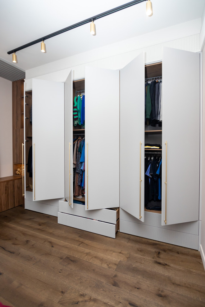 Меблировка спальни: шкаф, стеллаж и стол-подоконник