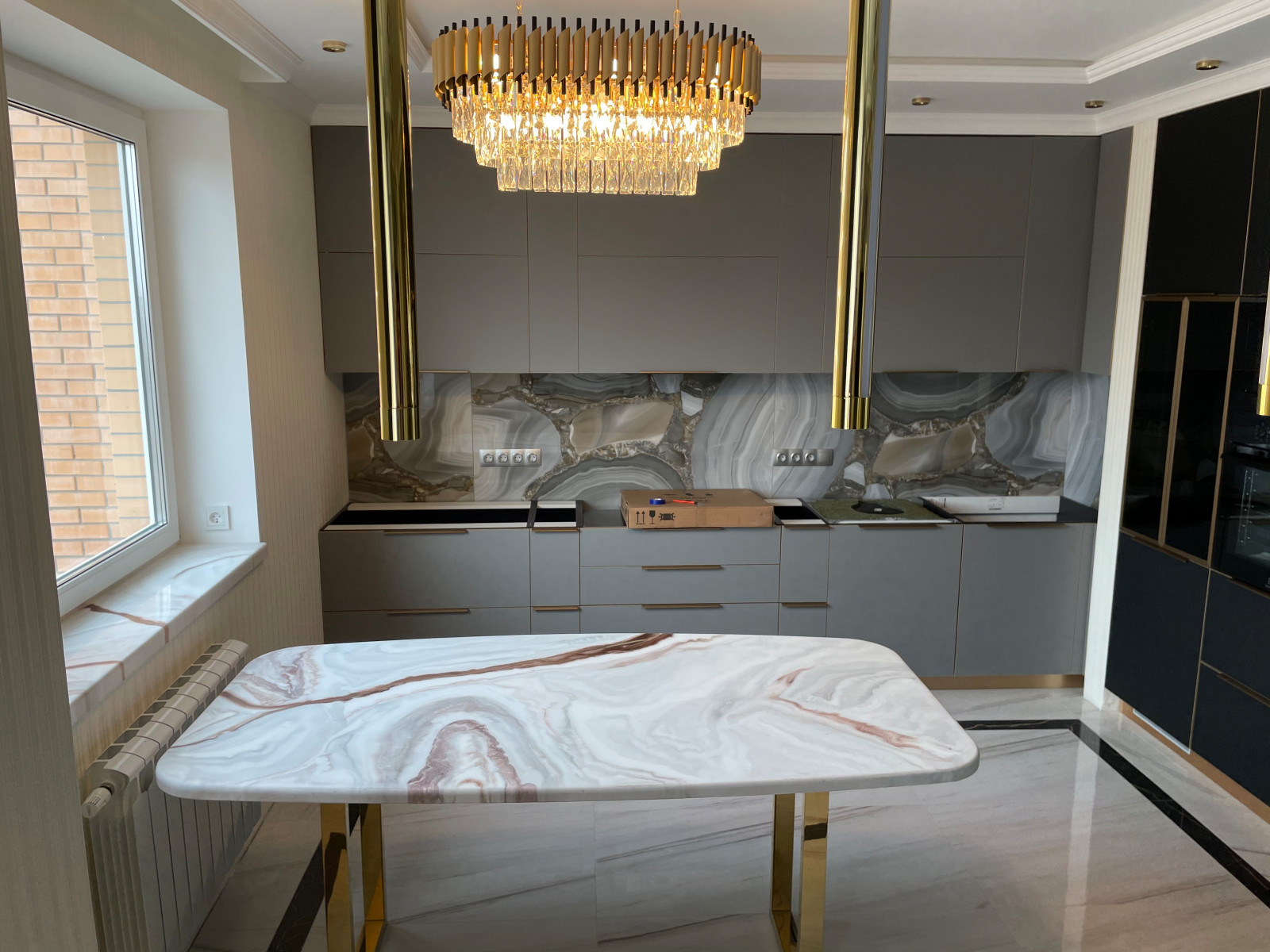 Обеденный стол с подстольем, покрытым нитрид титаном