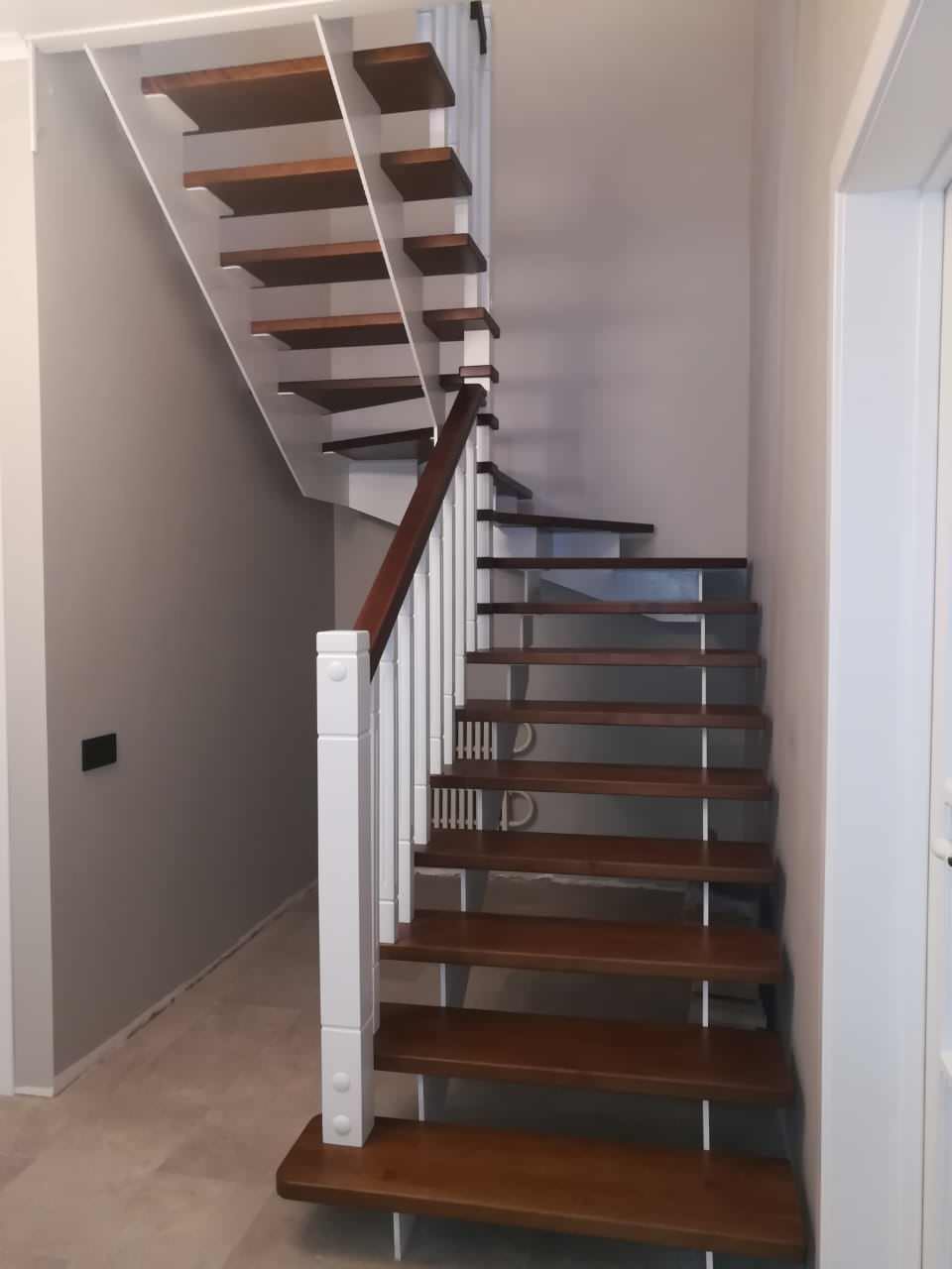 Обложка проекта: Металлический каркас с классическим ограждением