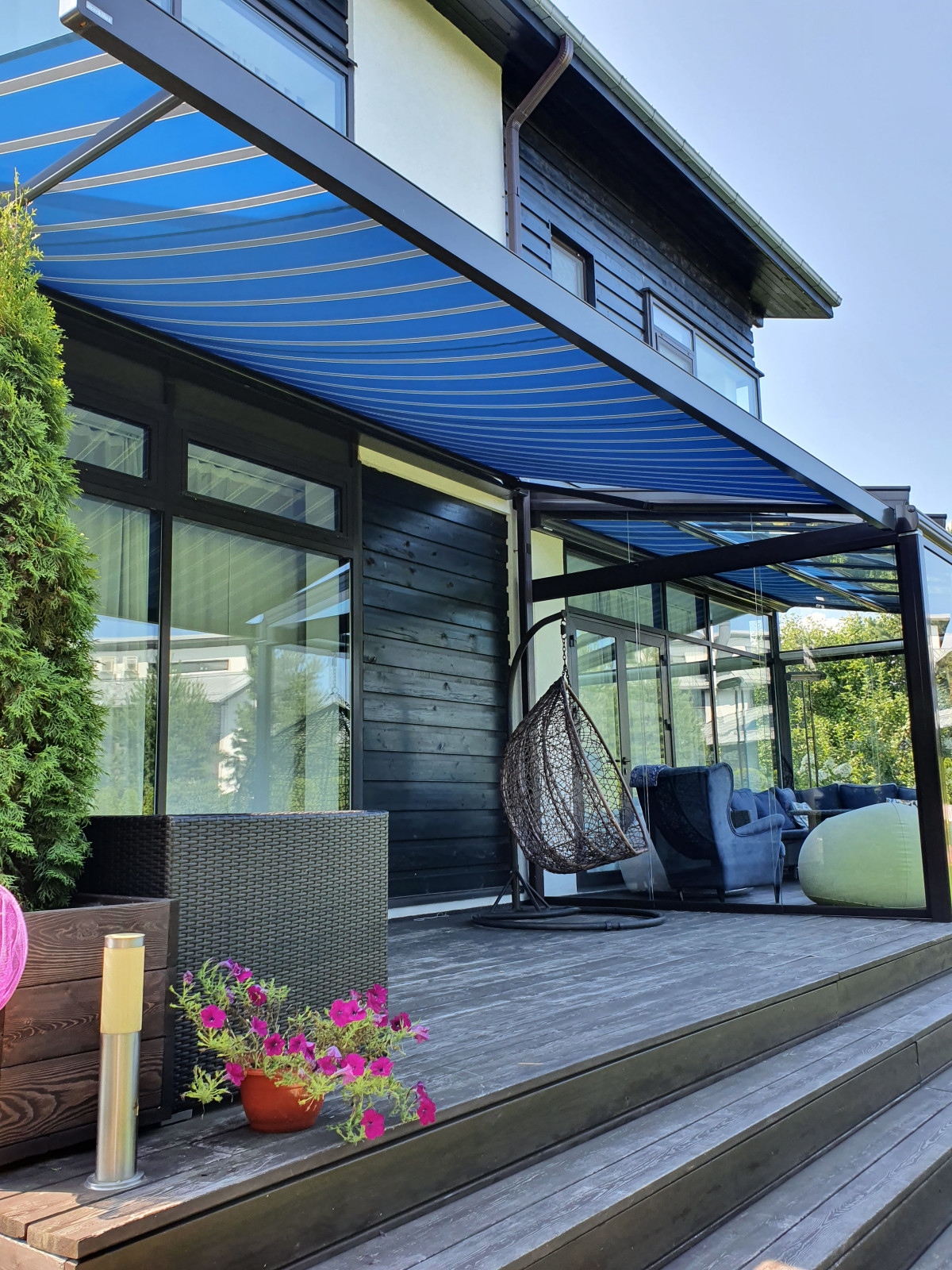 Веранда с безрамным остеклением Weinor и маркиза Markilux