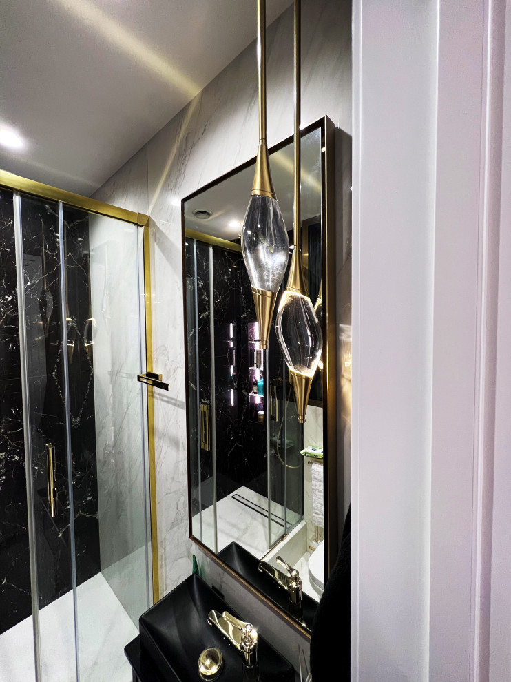 Зеркало в сатинированной раме с подсветкой