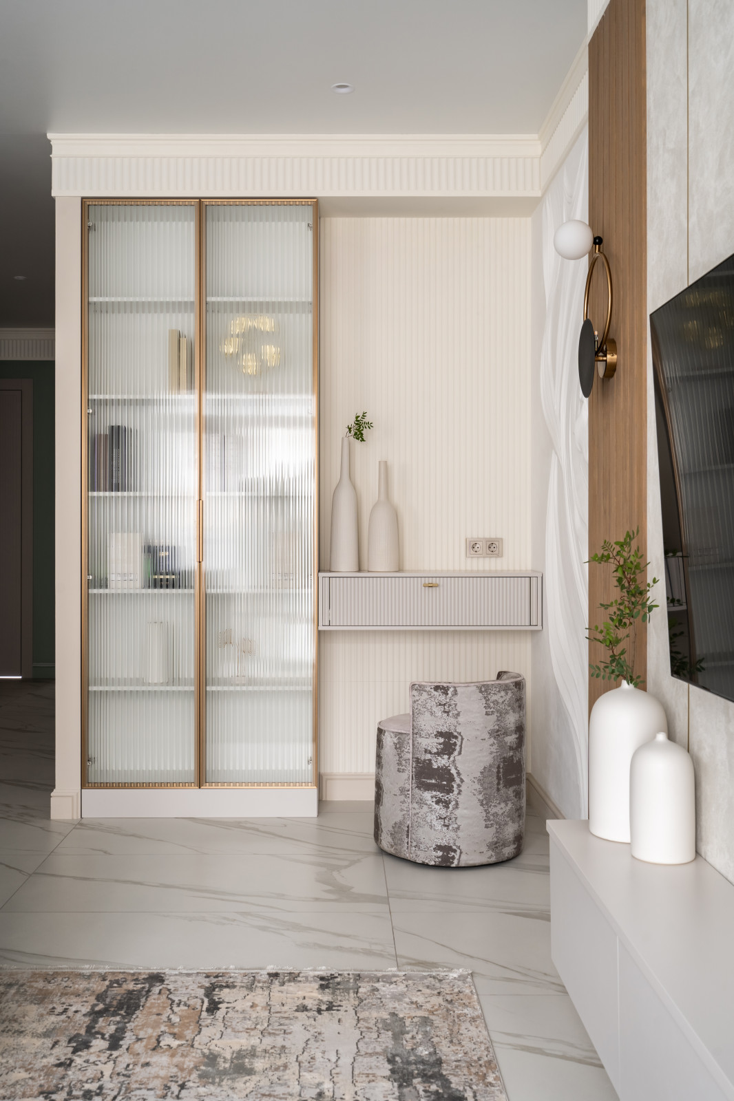 Шкаф и подвесная тумба в гостиную