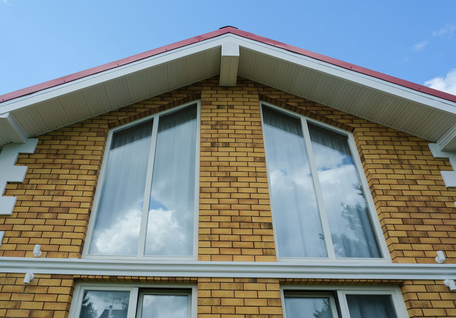 Деревянные современные окна для загородных домов