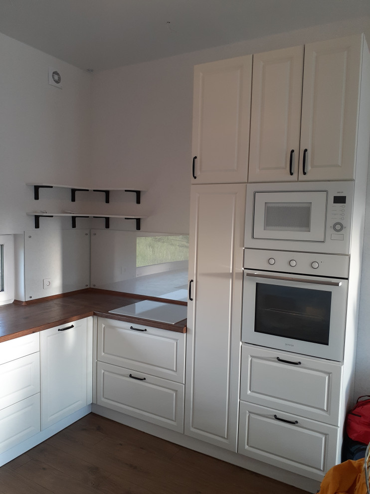 Обложка проекта: Кухня в один ярус в помещении с высокими потолками