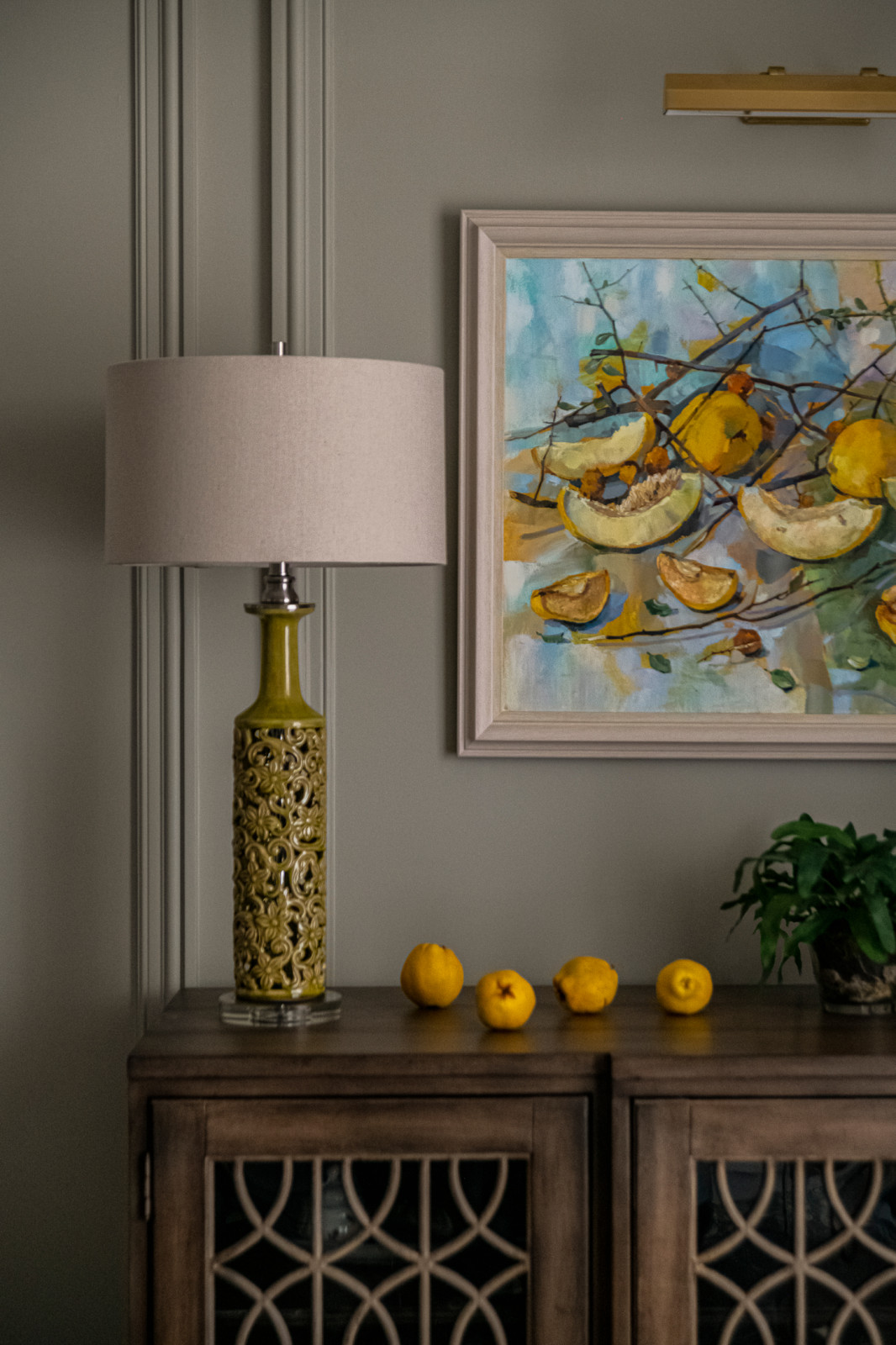 Houzz тур: Таунхаус с оливковой гостиной и чёрной детской