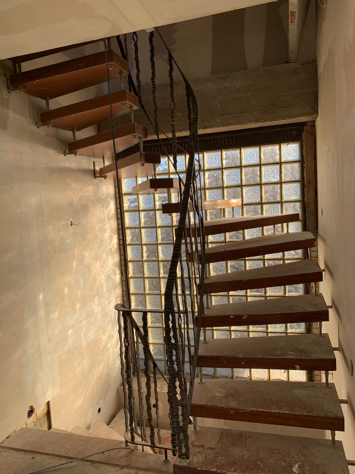 Черная лестница в проеме с окном