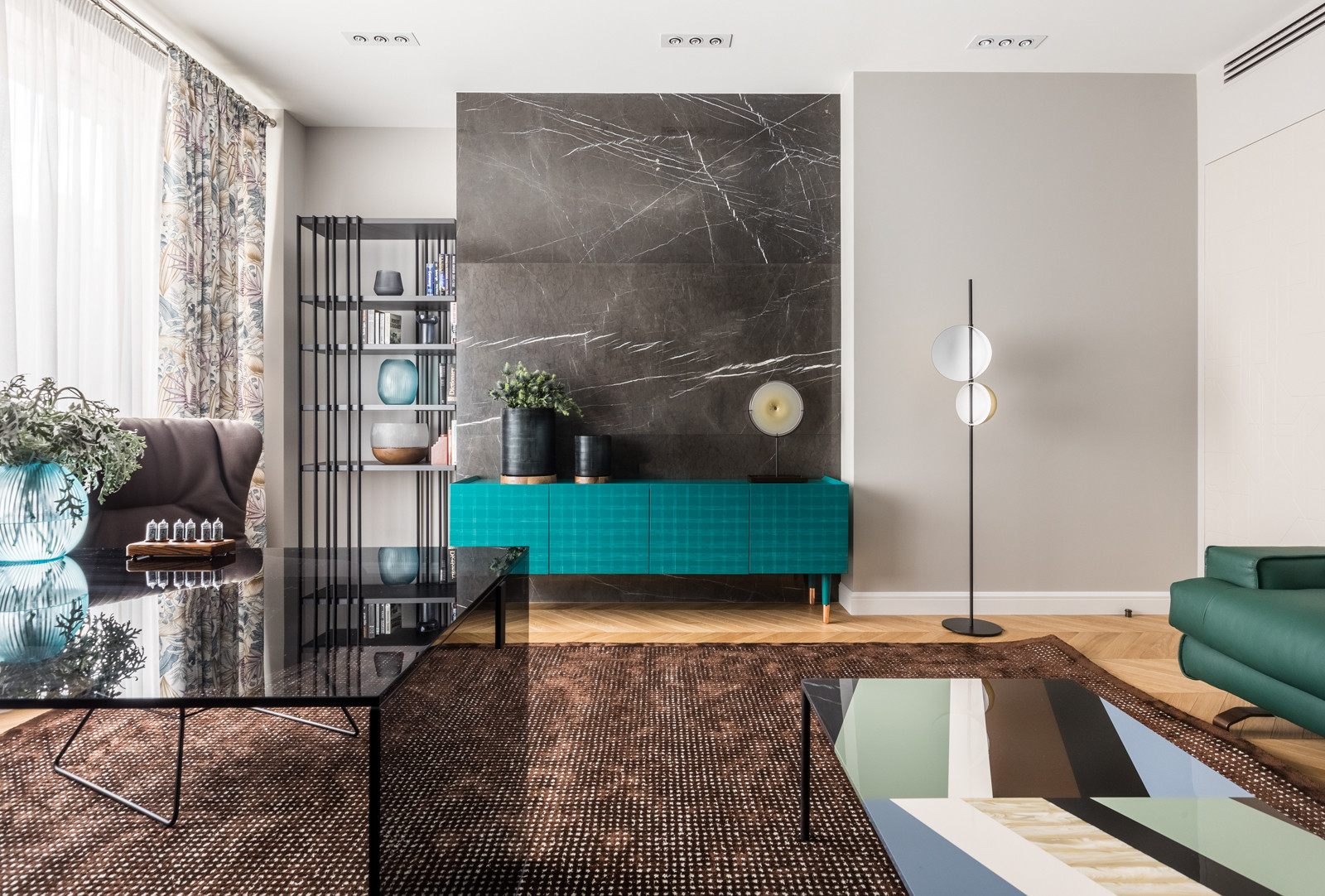 Яркая квартира с элементами из латуни