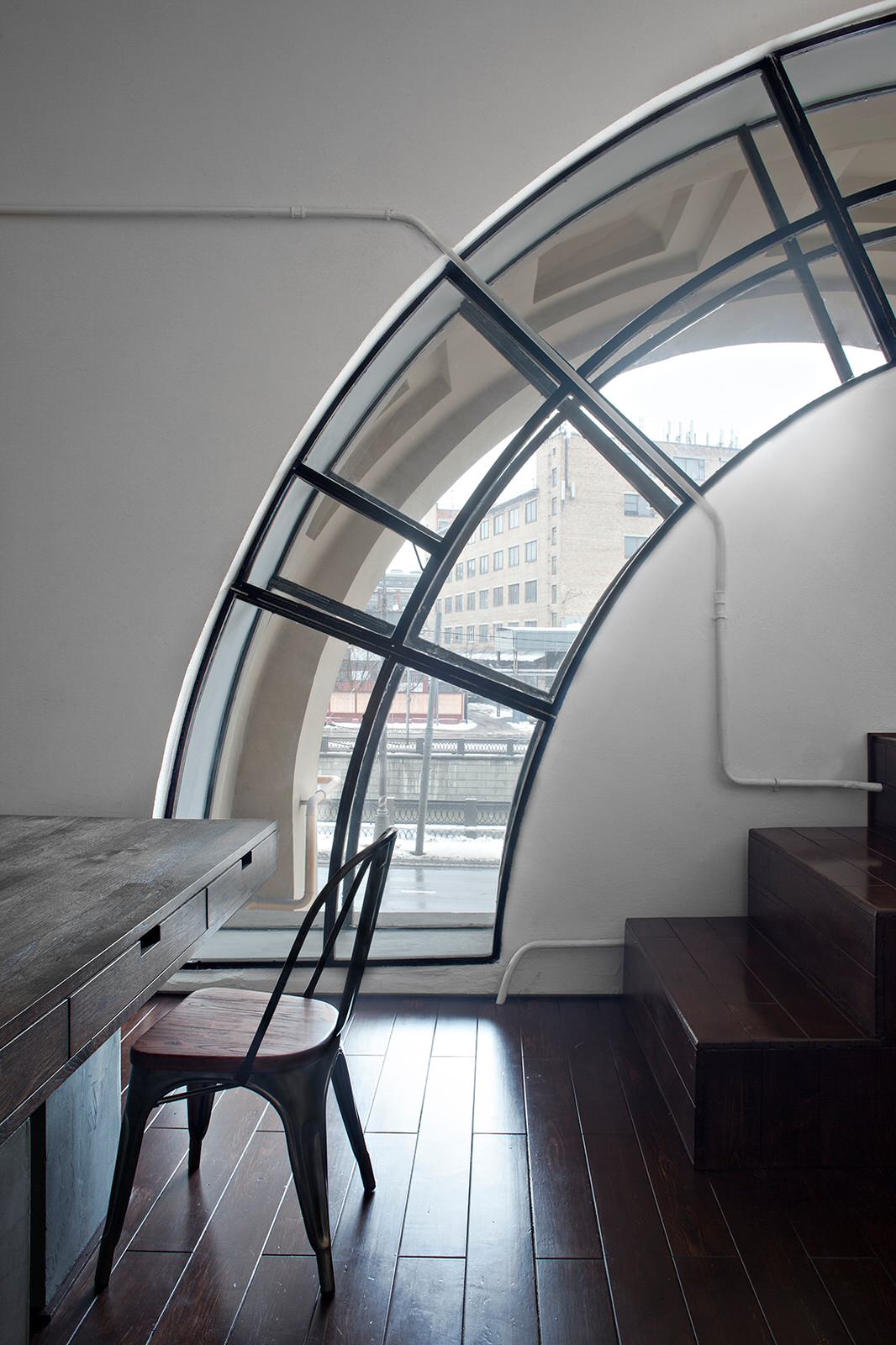 Жилое пространство в доме с аркой