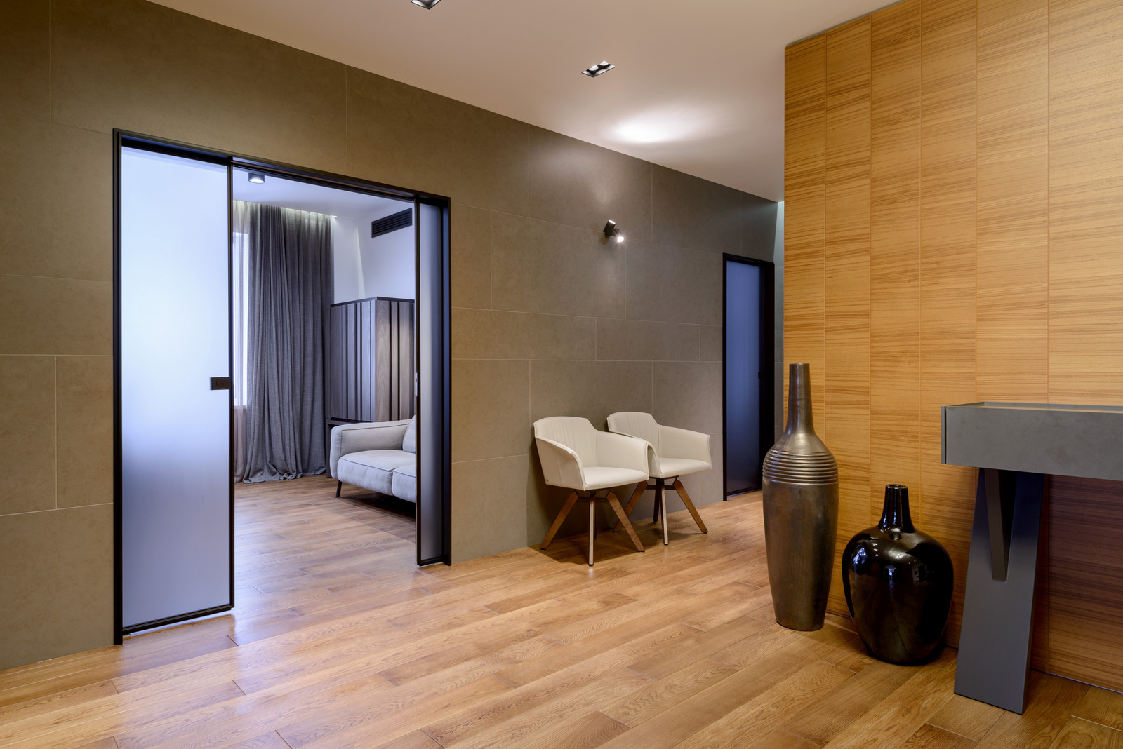 Массивная доска "BEARMADE" в брутальной квартире по проекту Риты Лессинг