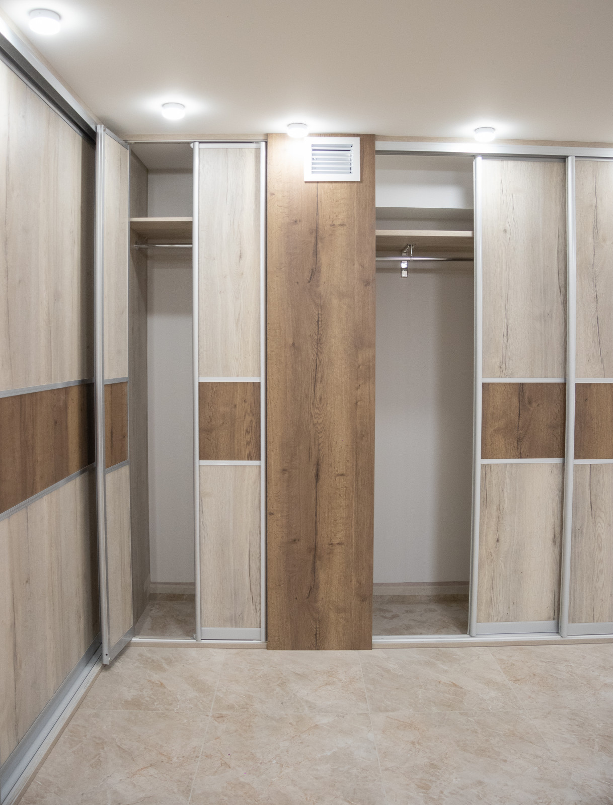 Гардеробная комната на цокольном этаже