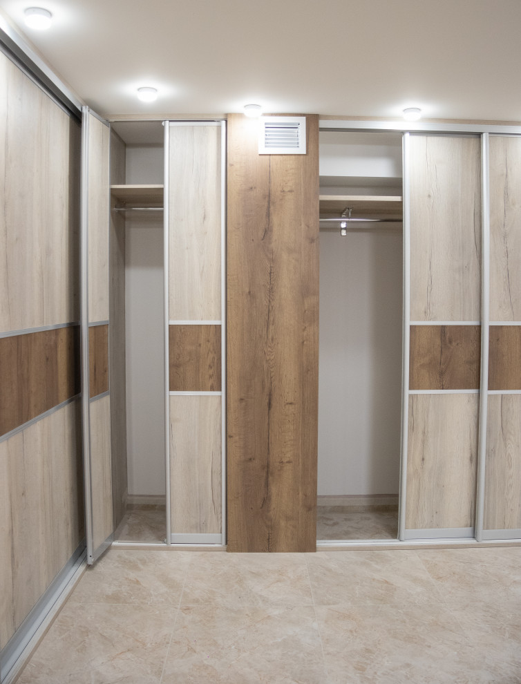 Гардеробная комната на цокольном этаже