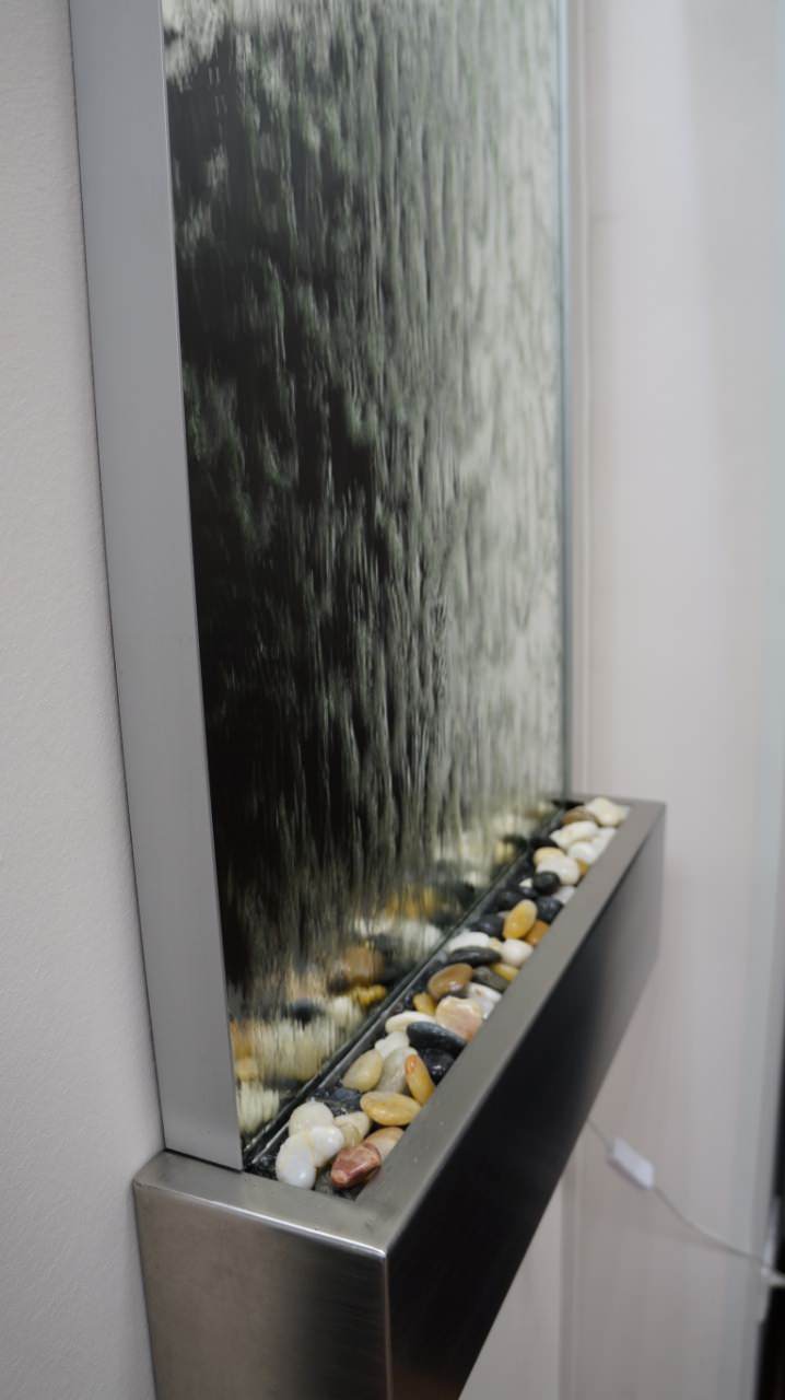 Фото производимой продукции: пузырьковые панели и колонны, интерьерные водопады