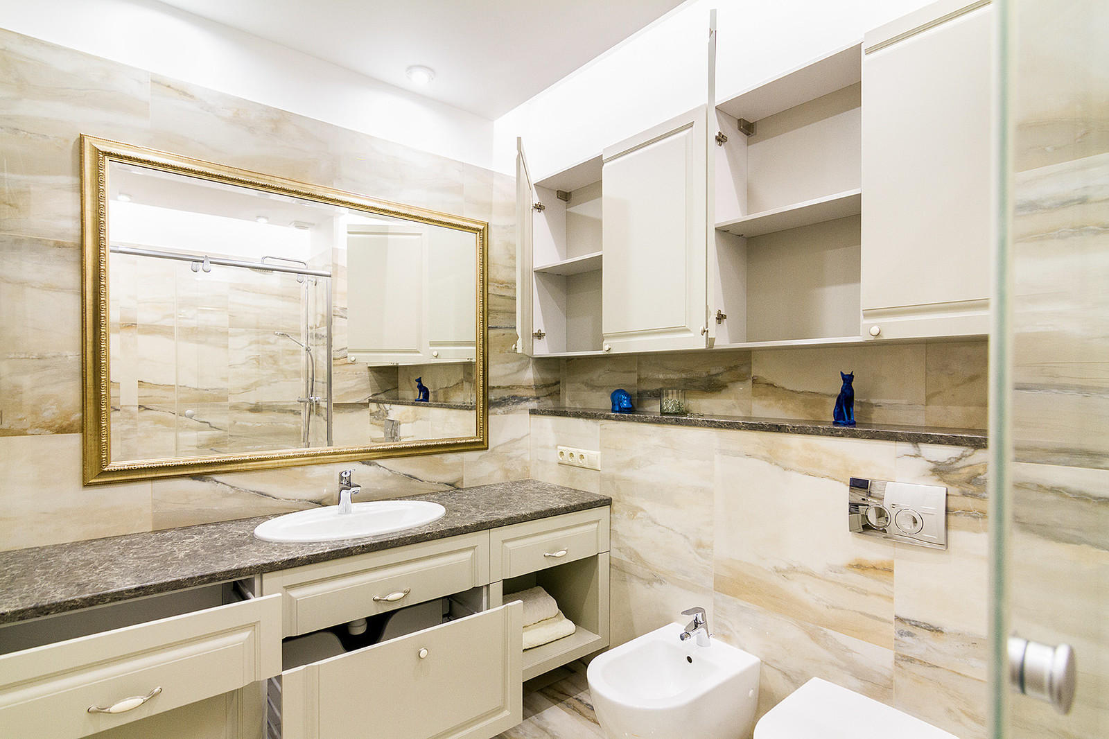 Мебель в ванную комнату в светлых тонах.