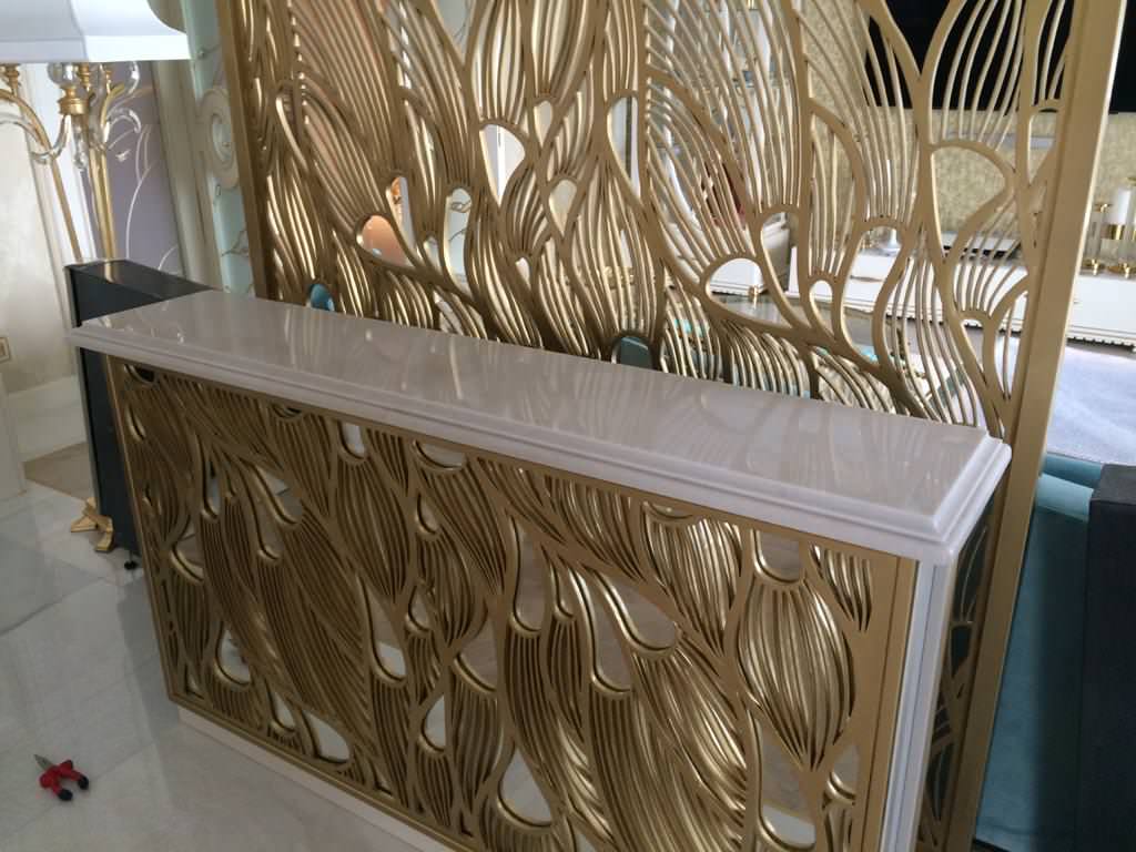 Столешница с подклейкой и фигурным фартуком из нат. кварцита Exclusive White