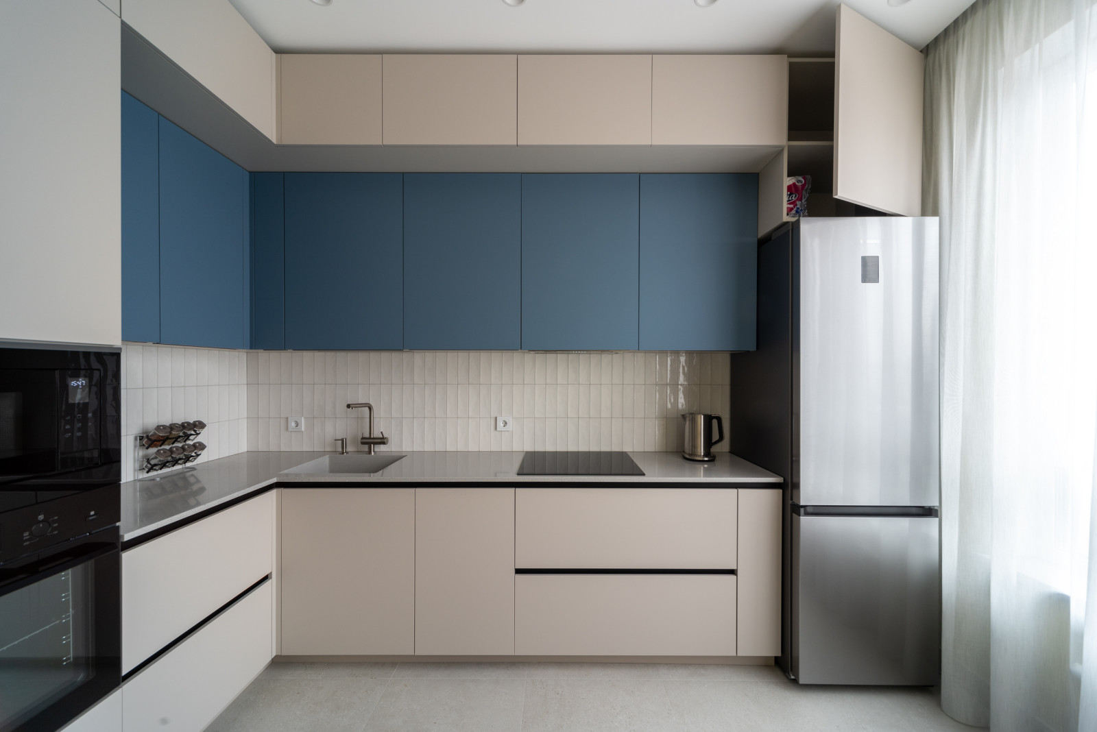 Двухуровневая угловая кухня