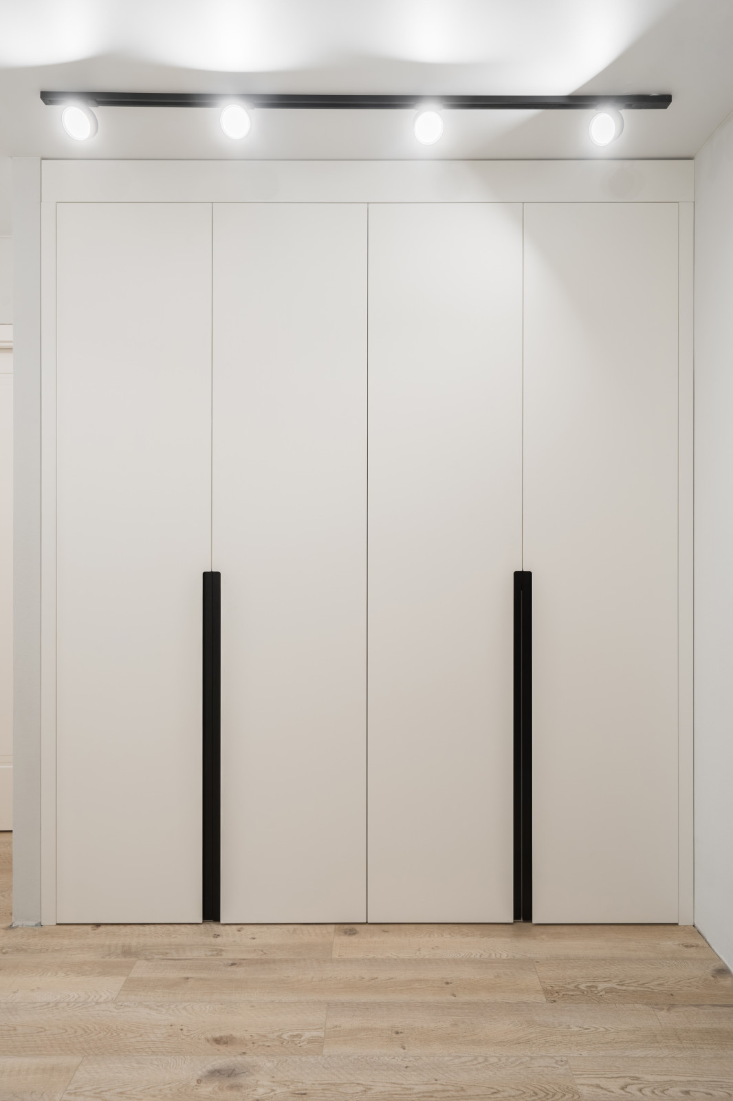 Белый встроенный шкаф в потолок в коридор