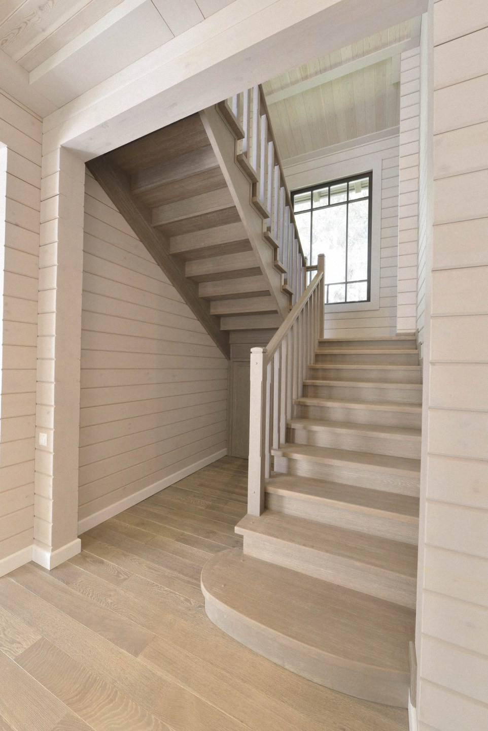 Лестница в доме из клееного бруса