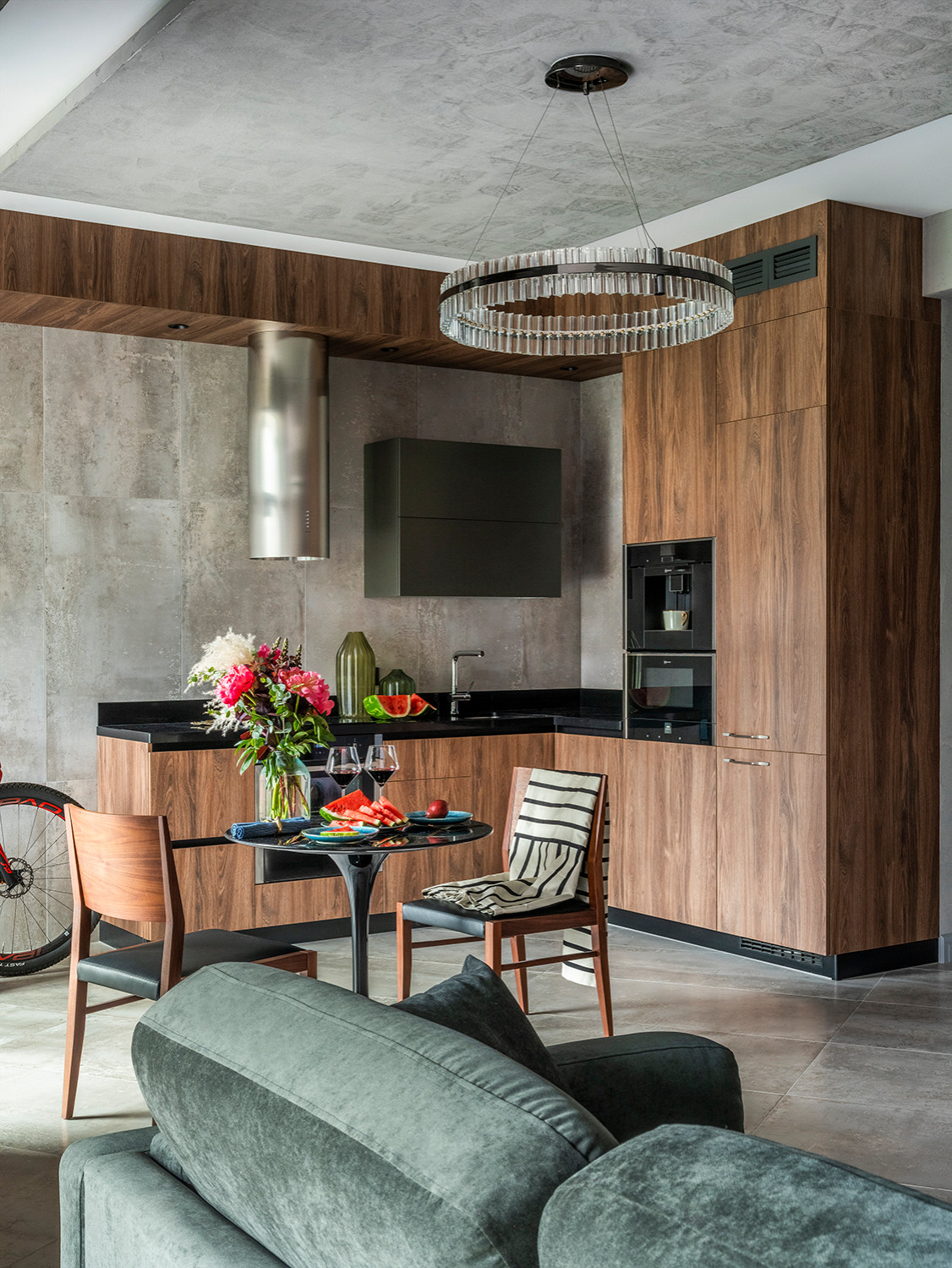 Houzz тур: Лофт с хрустальными люстрами и яркими деталями