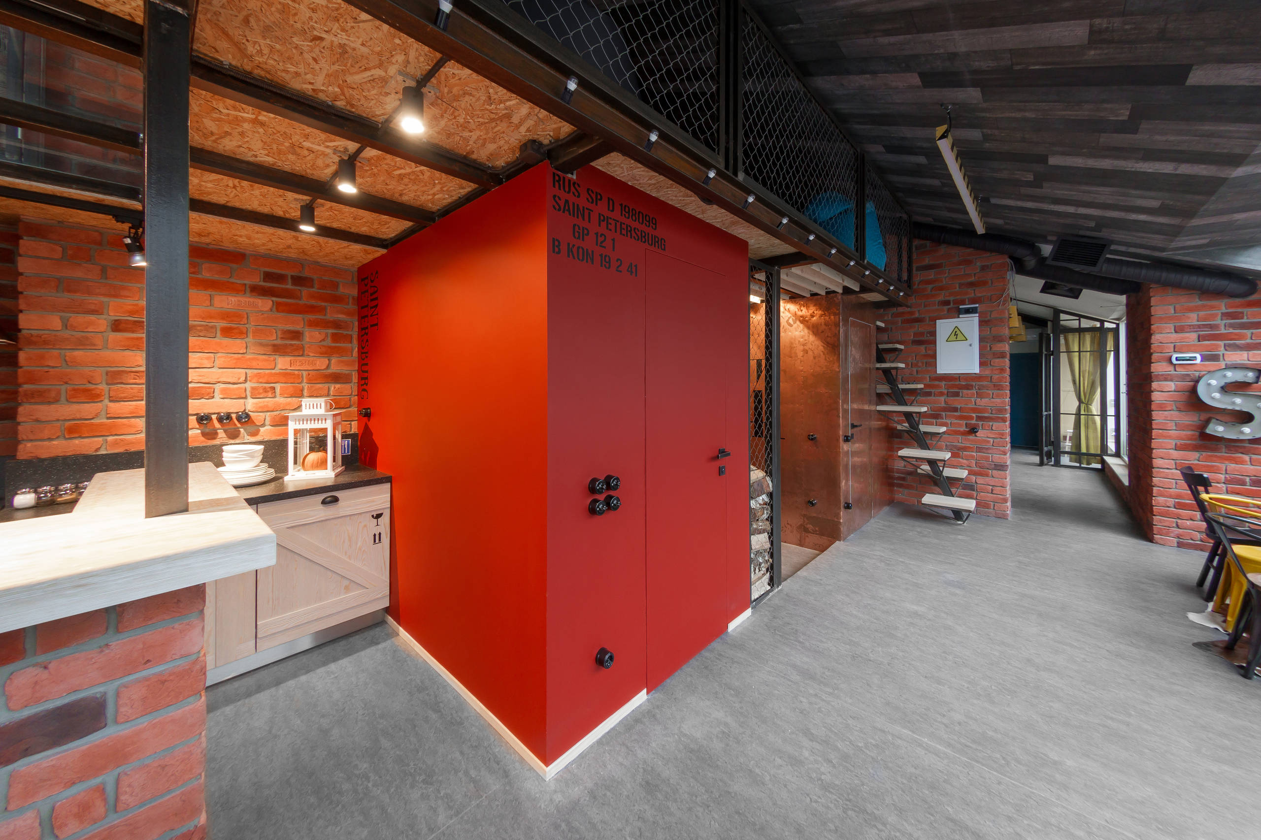 Houzz тур: Лофт на мансардном этаже с видом на крыши Питера