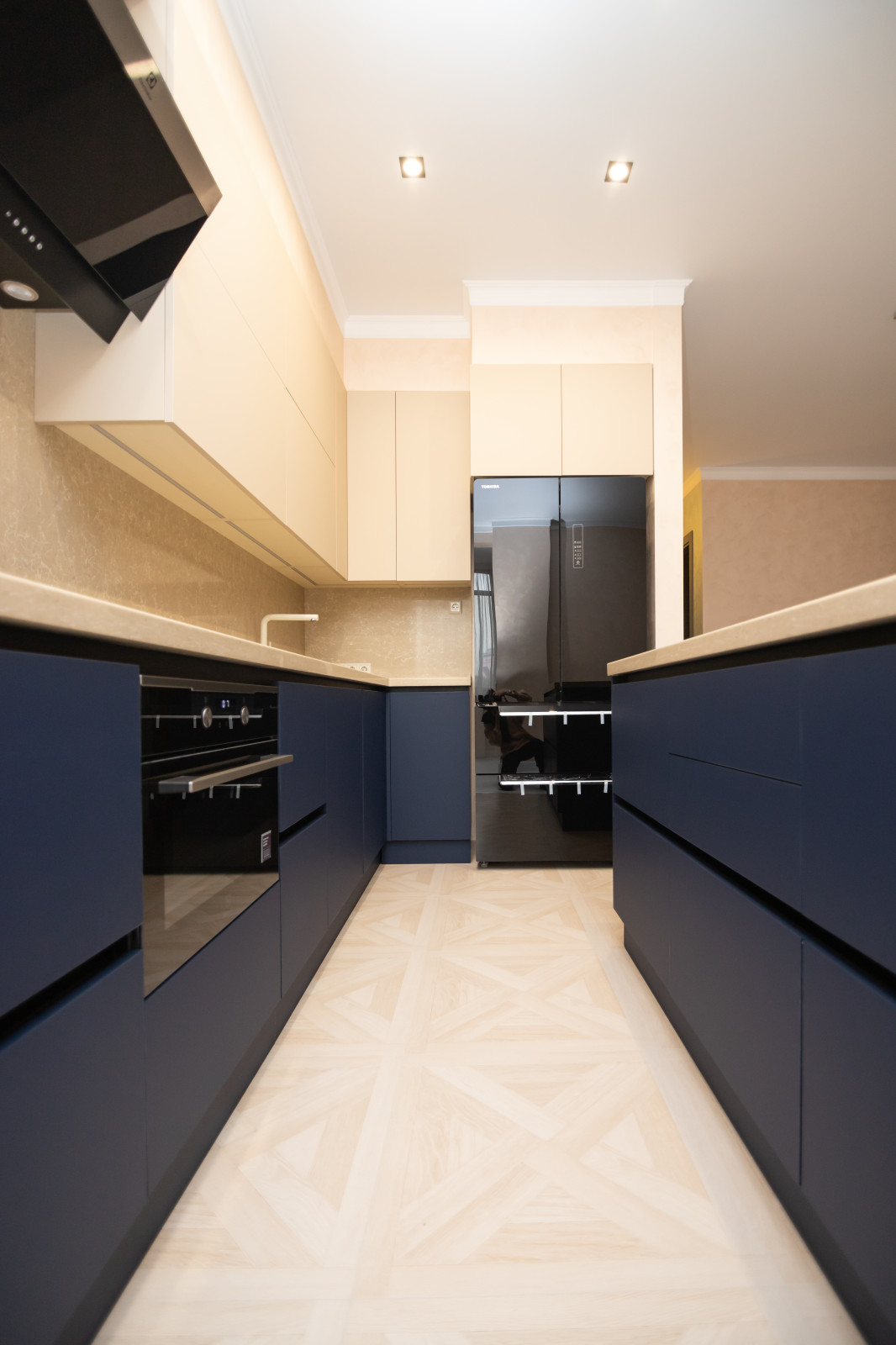 Бело-синяя кухня в современном стиле