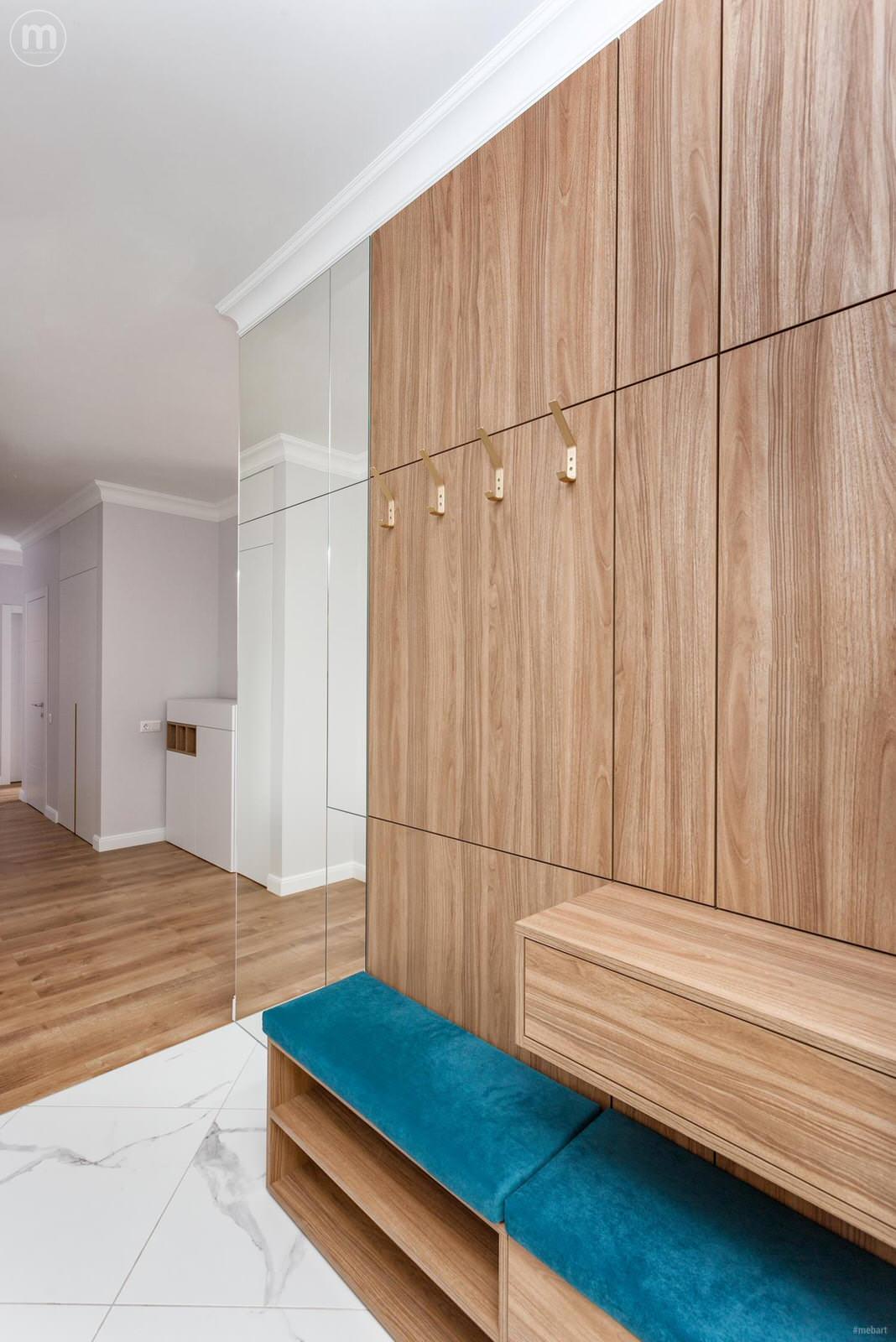 Прихожая с зеркалом