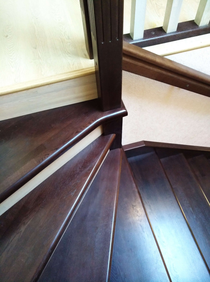 Лестница из дуба, обшивка металлического каркаса