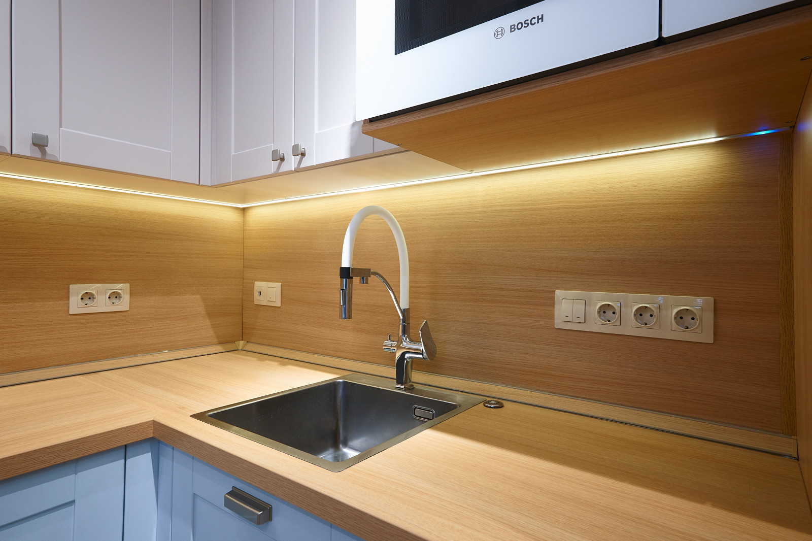 Кухня из эмали и шкаф для хранения