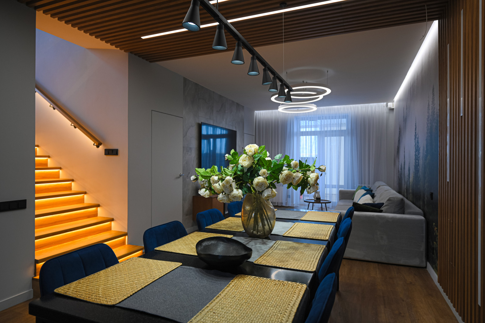 Коттедж в Чукреевке с природными фресками и рейками с подсветкой