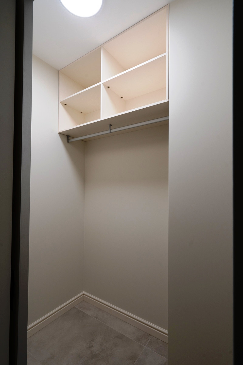 Еще одна серая кухня в большом проекте современной московской квартиры