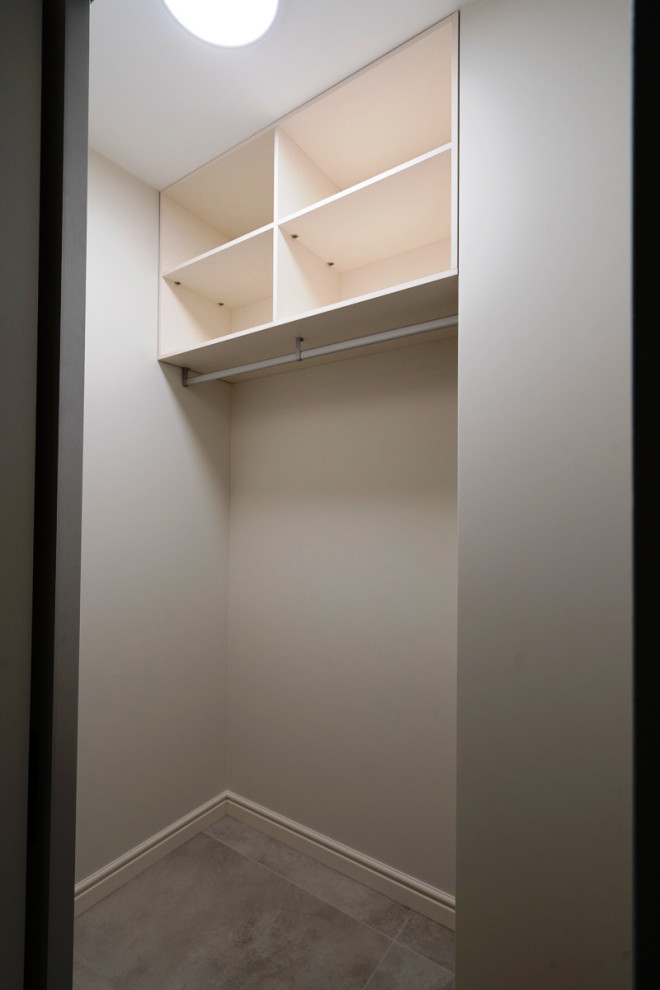 Еще одна серая кухня в большом проекте современной московской квартиры