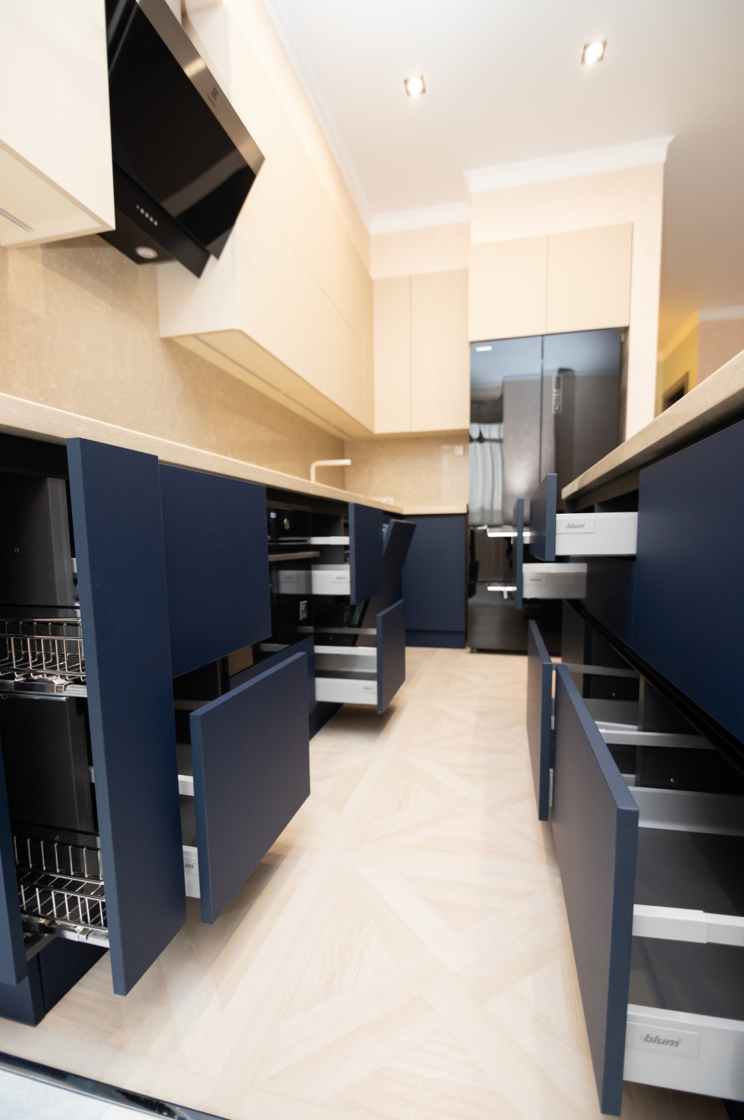 Бело-синяя кухня в современном стиле