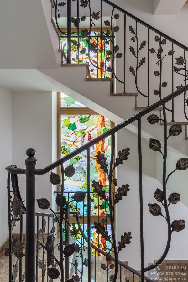 Фотосъёмка кованой лестницы и витражей в загородном доме