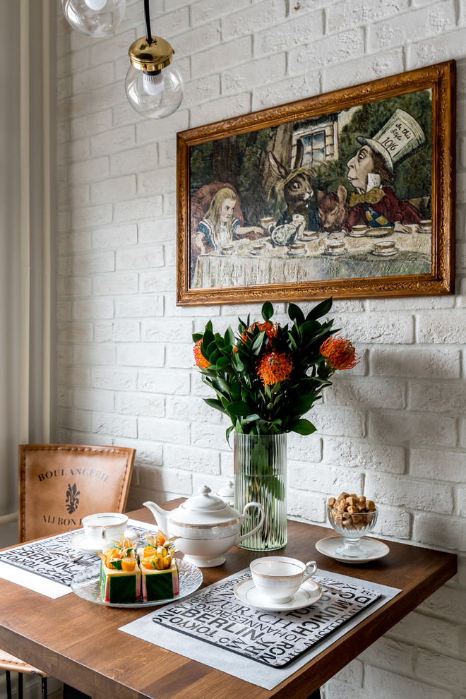 Картина "Алиса" в интерьере кухни. Деревянная фреска с ручной росписью